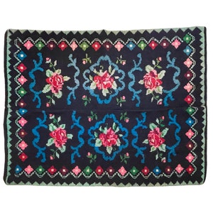 Romanian vintage carpet made by hand in wool with delicate pink roses