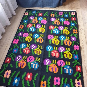 Floral wool kilim, black background with colorful flowers, reversible, handwoven Romania. Tapis fleur. Teppich kilim. Tappeto floral