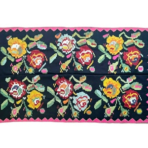Tappeto vintage rumeno con fiori delicati. Tapis roumain.