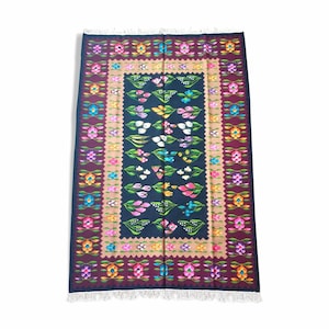 Oltenian floral beautiful rug, handwoven in wool, Romania. Tapis fleur fait main. Teppich kilim. Tappeto floral