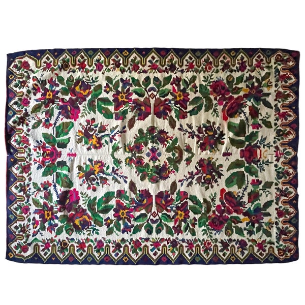 Tapis floral vintage blanc fabriqué à la main en Roumanie, belles fleurs sur fond blanc cassé