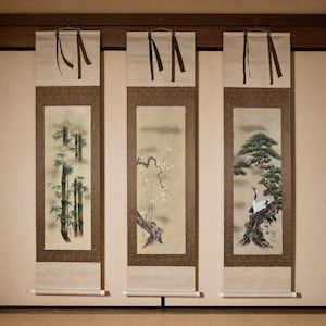Kakejiku Japonés Antiguo Set de 3 – Bambú Ciruelo Grulla – Pergamino Decorativo Japonés – Arte Zen con Caja