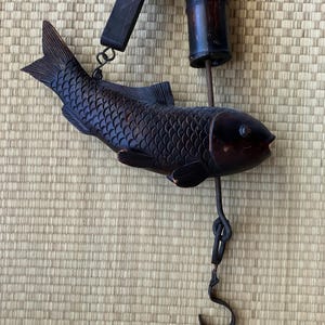希少なアンティークの囲炉裏自在鉤 - 手彫りの木製囲炉裏鉤、魚の