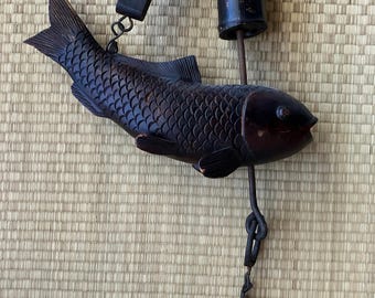 希少なアンティークの囲炉裏自在鉤 - 手彫りの木製囲炉裏鉤、魚の