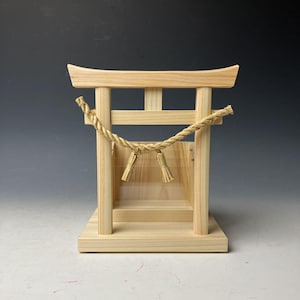 Handmade wooden Shinto Ofuda holder – Kamidana with Torii & Shimenawa – Wall-Mounted or Freestanding