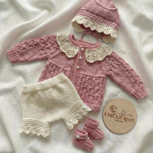 Un ensemble de modèles de tricot cardigan et bloomer « Flower » pour poupée Reborn de 16 à 22 pouces ou bébé de 0 à 3 mois