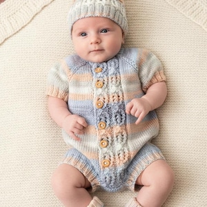 "Eine ""Brooklyn"" Strampler Strickanleitung für Reborn Puppe 16-22" Baby 0-3 Monate alt."