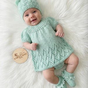 Wzór na wieloczęściową robótkę „Maggie” dla lalki Reborn w wieku 16–22 cali lub dla dziecka w wieku 0–3 miesięcy