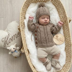 Conjunto de top con abertura lateral y botas con cordones "Pepper". Patrón de tejido para muñecas Reborn de 16 a 22 pulgadas o bebés de 0 a 3 meses.