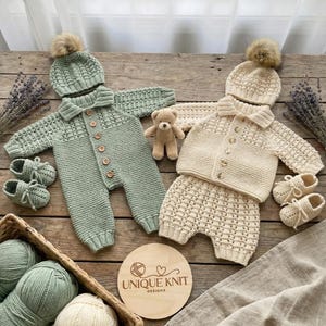 Wzór na wieloczęściową robótkę „Biscuit” dla lalki Reborn w rozmiarze 16–22” lub dla dziecka w wieku 0–3 miesięcy