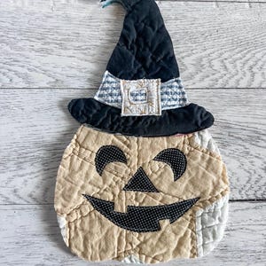 Primitive Style Vintage Patchwork Quilted Jack O Lantern Pumpkin Face w/Witch Hat Applique Halloween Upcycling Vintage Quilt Recycling DIY