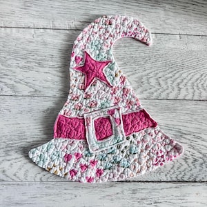 Primitive Style Vintage Patchwork Quilted Witch Hat Applique Halloween Upcycling Vintage Quilt Recycling DIY Patchwork Quilt Piece