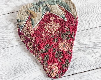 Vintage Quilt Hand Cut Strawberry DIY Patchwork Quilt Piece Rustic Quilt Applique Strawberry Upcycling DIY Sew On Patch