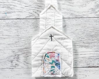 Vintage Quilt Church Small Hand Cut Applique DIY Patchwork Quilt Piece Rustic Quilt Applique Upcycling DIY Sew On Patch