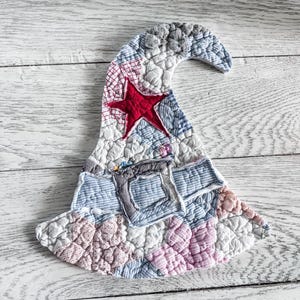 Primitive Style Vintage Patchwork Quilted Witch Hat Applique Halloween Upcycling Vintage Quilt Recycling DIY Patchwork Quilt Piece
