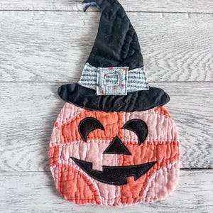 Primitive Style Vintage Patchwork Quilted Jack O Lantern Pumpkin Face w/Witch Hat Applique Halloween Upcycling Vintage Quilt Recycling DIY