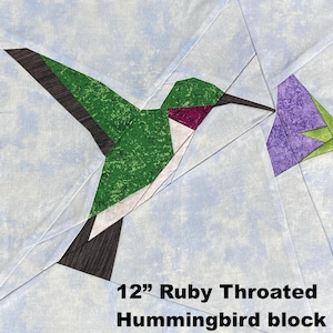 Może przedstawiać: Blok kolibra Ruby Throated o wymiarach 30 cm, przedstawiający zielonego i czarnego kolibra z fioletowym gardłem i kwiatem. Projekt umieszczono na jasnoniebieskim tle z wzorem. Tekst "12" Ruby Throated Hummingbird block" znajduje się na dole.
