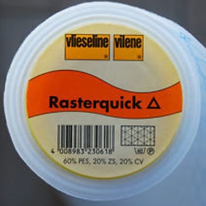 Könnte beinhalten: Eine Rolle weißen Stoffes mit einem gelben und orangefarbenen Etikett mit der Aufschrift "Rasterquick A" und "Vlieseline Vilene". Das Etikett enthält auch einen Barcode und den Text "60% PES, 20% ZS, 20% CV".