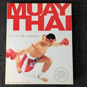 Muay Thai: Un legado viviente Volumen 1, 2.ª edición Escrito por Prayukvong y Kat Muchas ilustraciones Incluye póster original Publicado en 2007