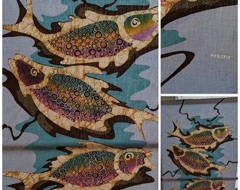 Scène de batik peinte à la main indonésienne vintage des années 1990, abstrait de trois poissons dans diverses couleurs étonnantes, tenture murale signée par l'artiste