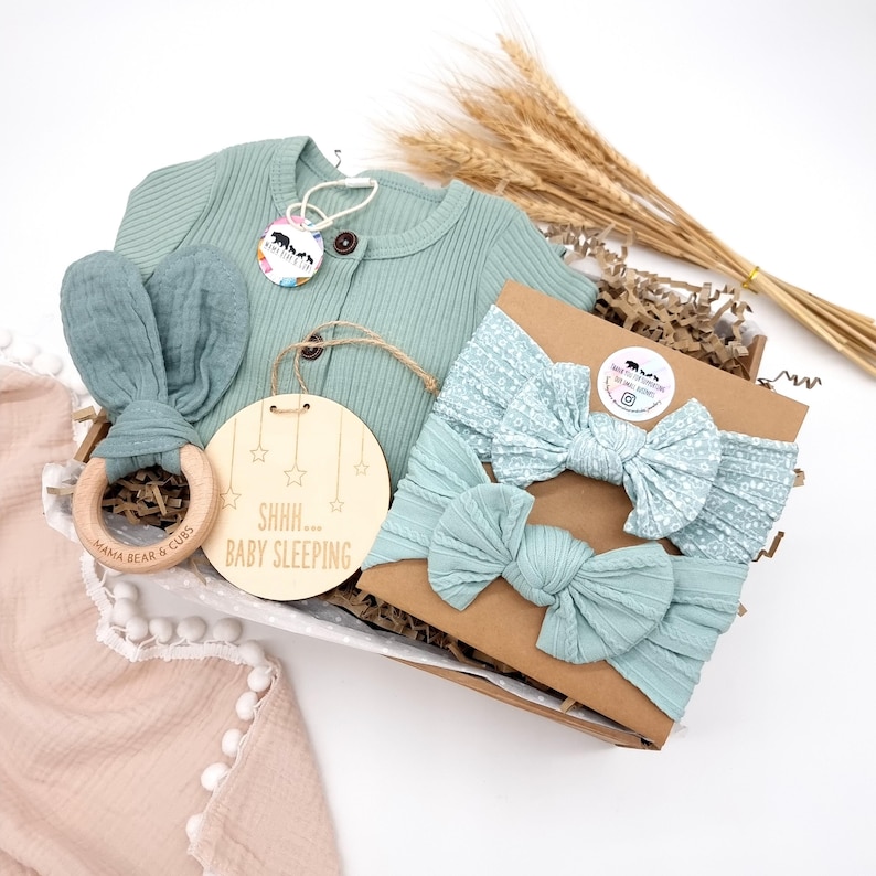 Set de regalo para niña, caja de regalo para recién nacida, mono rosa, lazos para el pelo y recuerdo Green Gift Set