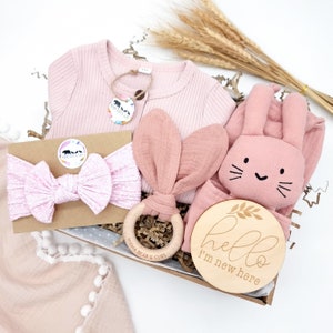 Baby Mädchen Rosa Geschenk Set | Neuer Baby-Geschenkkorb | Neugeborenen Geschenk Bundle | Baby-Dusche-Geschenk | Neues Baby Mädchen Outfit | Baby Mädchen Stirnband Schleife