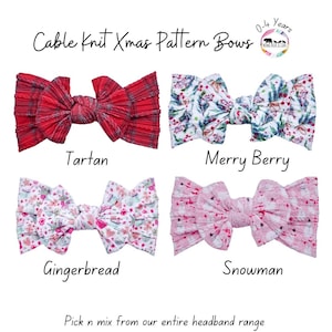 以下が含まれることがあります： ケーブルニットのヘッドバンド4点、リボン付き。Cable Knit Xmas Pattern Bows 0-4 Yearsと記載。柄は赤のタータンチェック、ヒイラギの実の白、ジンジャーブレッドクッキーの白、雪だるまのピンク。テキスト：Pick n mix from our entire headband range。