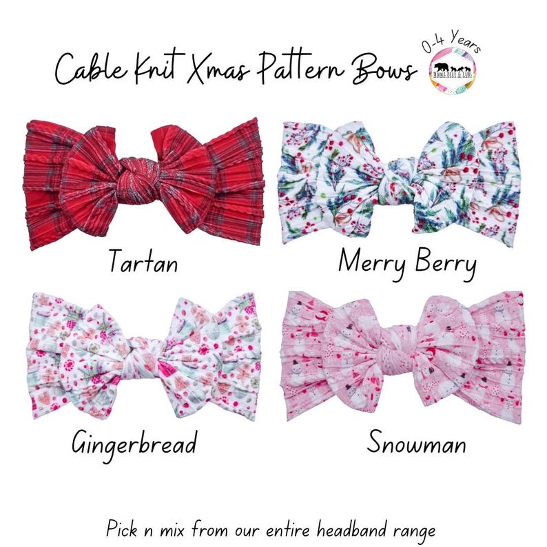 以下が含まれることがあります： ケーブルニットのヘッドバンド4点、リボン付き。Cable Knit Xmas Pattern Bows 0-4 Yearsと記載。柄は赤のタータンチェック、ヒイラギの実の白、ジンジャーブレッドクッキーの白、雪だるまのピンク。テキスト：Pick n mix from our entire headband range。