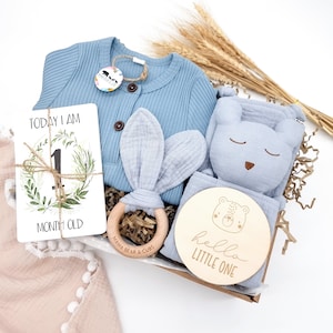 Baby Geschenk Set für Jungen | Neugeborenen Geschenkkorb | Neues Baby Geschenk für Jungen | Personalisierte Baby Geschenk | Blauer Schlafanzug |Baby-Dusche-Geschenk | Geschenk für Baby