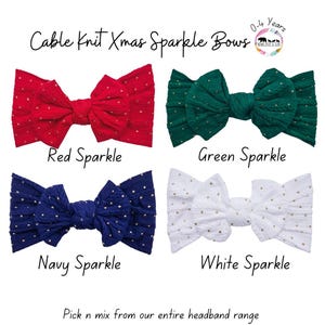 以下が含まれることがあります： ゴールドのきらめくアクセントが付いた4つのケーブルニットリボン。Red Sparkle、Green Sparkle、Navy Sparkle、White Sparkleとラベル付けされています。テキストにはCable Knit Xmas Sparkle Bows、0-4 Years、Pick n mix from our entire headband rangeと書かれています。