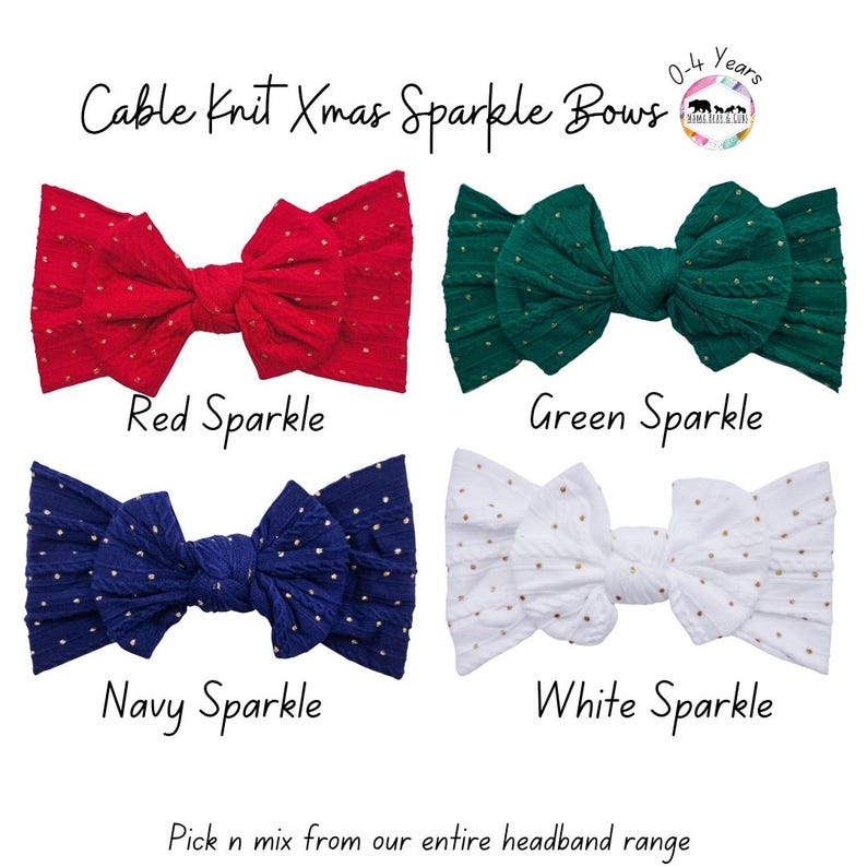 以下が含まれることがあります： ゴールドのきらめくアクセントが付いた4つのケーブルニットリボン。Red Sparkle、Green Sparkle、Navy Sparkle、White Sparkleとラベル付けされています。テキストにはCable Knit Xmas Sparkle Bows、0-4 Years、Pick n mix from our entire headband rangeと書かれています。