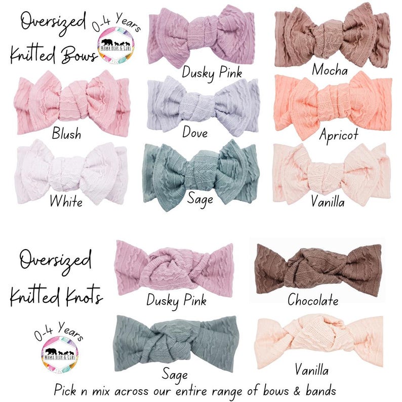 K&ouml;nnte beinhalten: Eine Auswahl an &uuml;bergro&szlig;en gestrickten Schleifen und Knoten in verschiedenen Farben, darunter staubiges Rosa, Mokka, Rouge, Taube, Aprikose, Wei&szlig;, Salbei, Vanille und Schokolade. Die Schleifen und Knoten sind f&uuml;r Babys und Kleinkinder im Alter von 0 bis 4 Jahren konzipiert.