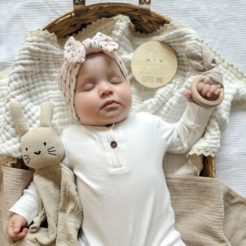 Personalised Baby Girl Gift Box – Neutral Baby Hamper with Comforter Muslin, Bow & Keepsake Disc image 2
