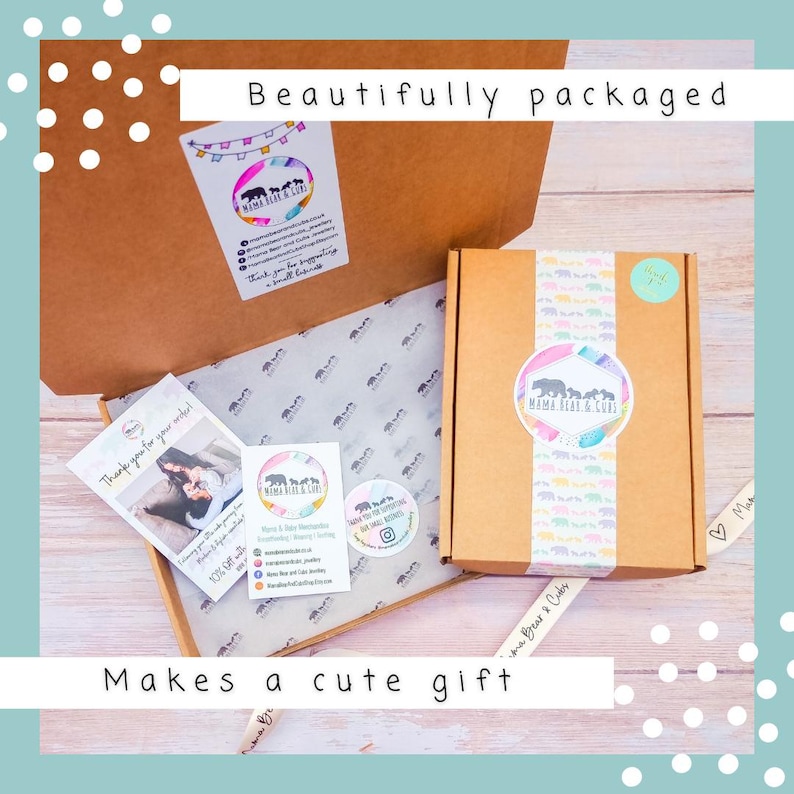 Puede incluir: Dos cajas de cart&oacute;n marr&oacute;n, una abierta y otra cerrada, con pegatinas coloridas y texto. La caja abierta contiene papel de seda y una tarjeta. El texto dice "Bellamente empaquetado" y "Hace un lindo regalo."