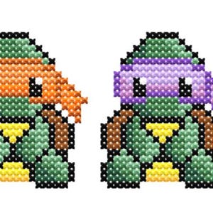 Könnte beinhalten: Vier Kreuzstichfiguren der Teenage Mutant Ninja Turtles. Jede Schildkröte hat eine andersfarbige Maske: blau, orange, lila und rot. Die Schildkröten sind grün mit braunen Armen und Beinen und gelben Brustplatten. Der Hintergrund ist weiß.