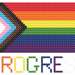 Puede incluir: Una bandera pixelada colorida con la palabra "PROGRESO" escrita debajo. La bandera tiene los colores de la bandera Progress Pride, incluyendo negro, marrón, azul claro, rosa, blanco, rojo, naranja, amarillo, verde, azul y morado.