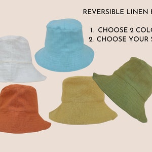 Puede incluir: Cinco sombreros de cubo de lino reversibles en diferentes colores. Los sombreros son azul claro, blanco, naranja, amarillo y verde. El texto en la imagen dice "REVERSIBLE LINEN HATS 1. CHOOSE 2 COLORS 2. CHOOSE YOUR SIZE"