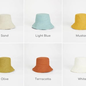 Puede incluir: Seis sombreros de cubo de diferentes colores. Los sombreros est&aacute;n hechos de una tela suave y texturizada. Los colores son arena, azul claro, mostaza, oliva, terracota y blanco.