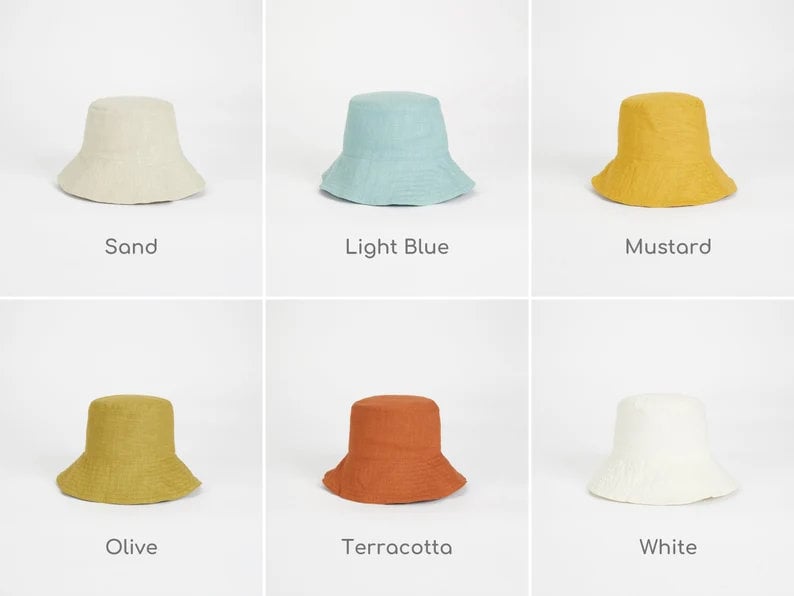 Puede incluir: Seis sombreros de cubo de diferentes colores. Los sombreros est&aacute;n hechos de una tela suave y texturizada. Los colores son arena, azul claro, mostaza, oliva, terracota y blanco.