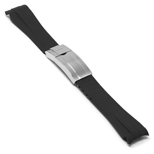 Puede incluir: Una correa de reloj de goma negra con un cierre plateado. La correa est&aacute; hecha de un material flexible y tiene una textura suave. El cierre es rectangular y tiene un acabado de metal cepillado.