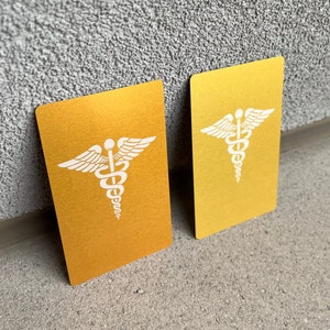 Carte portefeuille d'alerte médicale, carte de contact d'urgence gravée en aluminium doré pour portefeuille, alerte médicale personnalisée en cas de problème de santé.