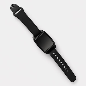 Könnte beinhalten: Eine schwarze Smartwatch mit rechteckigem Bildschirm und passendem schwarzem Armband. Das Armband hat mehrere Löcher zur Anpassung. Die Uhr wird auf weißem Hintergrund angezeigt.