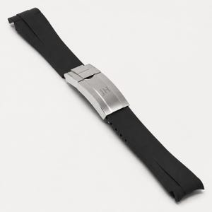 Puede incluir: Correa de reloj de goma negra con cierre plateado. El cierre tiene las iniciales "JH" grabadas. La correa est&aacute; dise&ntilde;ada para ser duradera y c&oacute;moda para el uso diario. Es un reemplazo o actualizaci&oacute;n para un reloj de pulsera.