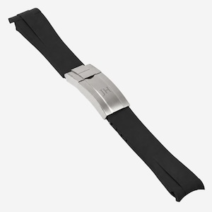 Puede incluir: Una correa de reloj de goma negra con un cierre plateado. El cierre tiene las iniciales "JH" grabadas. La correa est&aacute; dise&ntilde;ada para ser duradera y c&oacute;moda para el uso diario.