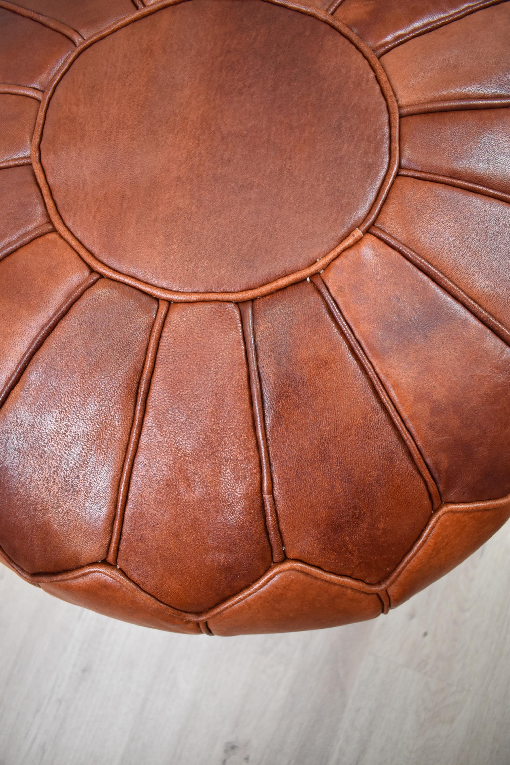 モロッコレザープーフ ハニーレッド - 詰め物入りでお届け - モダン