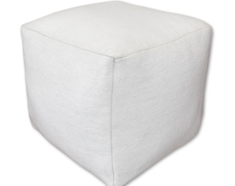 Op de afbeelding: Een witte vierkante poef met een bekleding van textuurstof.