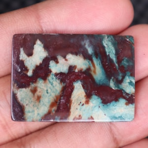 Pode incluir: Uma laje retangular de ágata polida com um padrão de redemoinho de marrom, branco e verde.