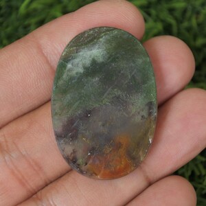 Peut inclure: Cabochon ovale en agate vert, brun et blanc avec un motif marbr&eacute;.