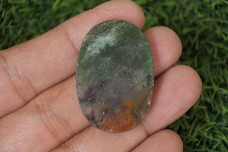 Peut inclure: Cabochon ovale en agate vert, brun et blanc avec un motif marbr&eacute;.