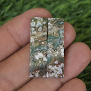 Peut inclure: Deux pièces rectangulaires d'agate mousse verte, brune et blanche. L'agate a un motif marbré.